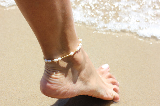 Delicate freshwater pearl and golden beads anklet Margot