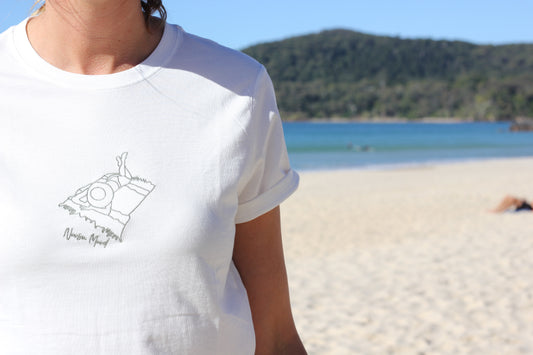 Embroidered Sage green laying woman Noosa Mood T-shirt Cézanne