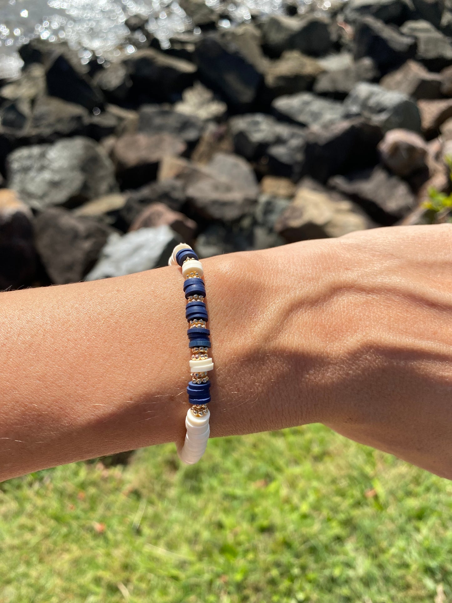 Navy blue and white beaded stretch bracelet Romy