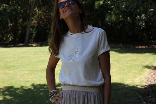 Embroidered Golden beige laying woman Noosa Mood T-shirt Cézanne