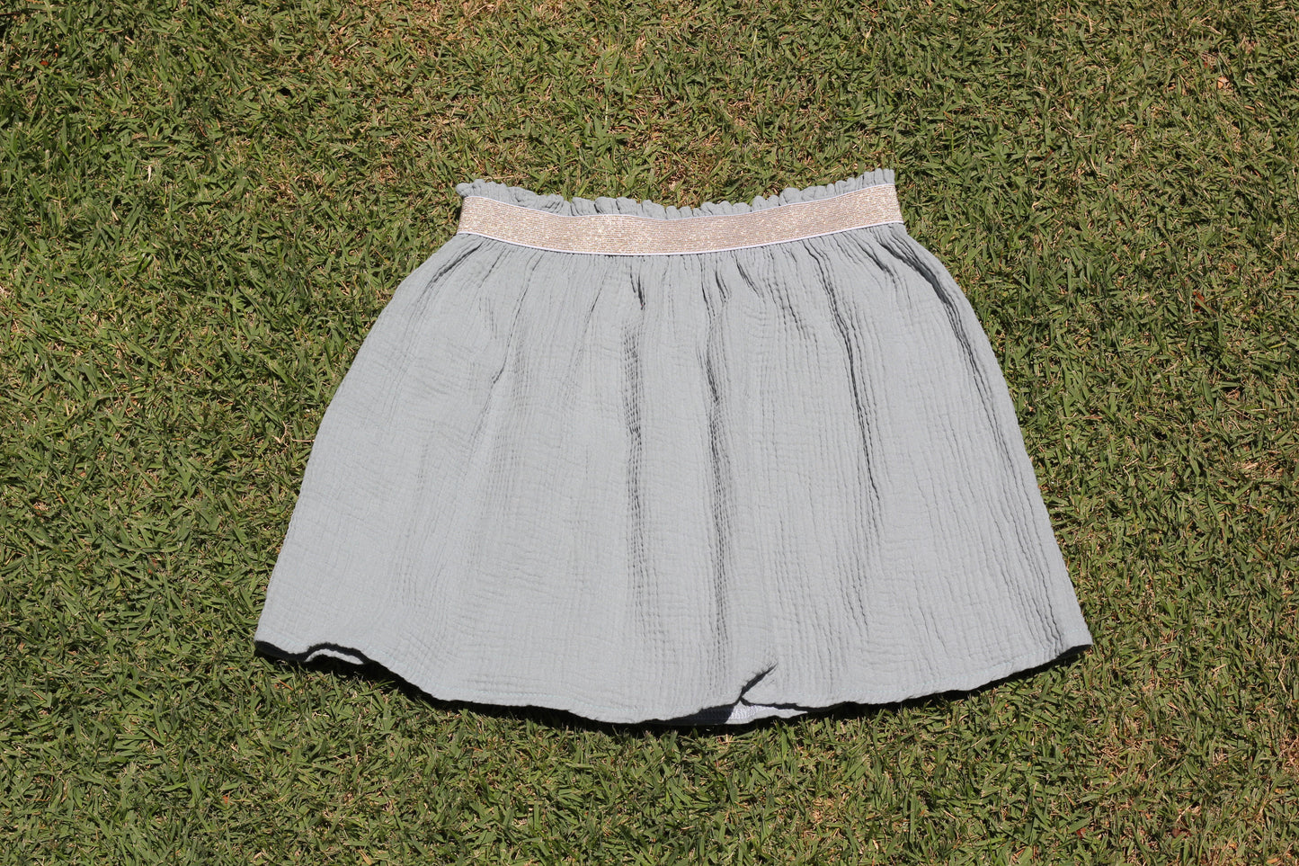 Short woman “Light eucalyptus green” skirt Harriet, double cloth fabric with golden elastic
