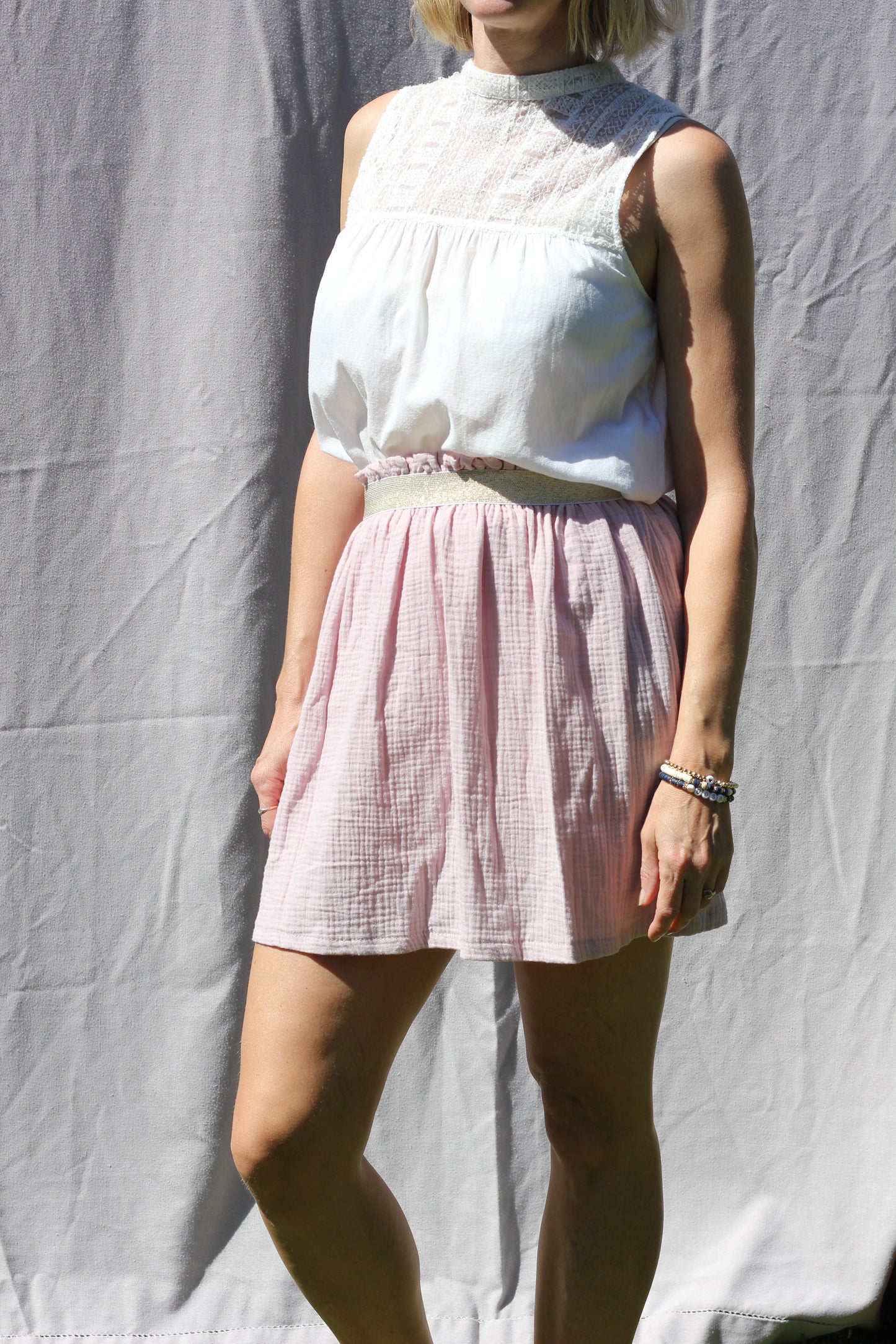 Short woman light pink skirt Harriet, double cloth fabric with golden elastic