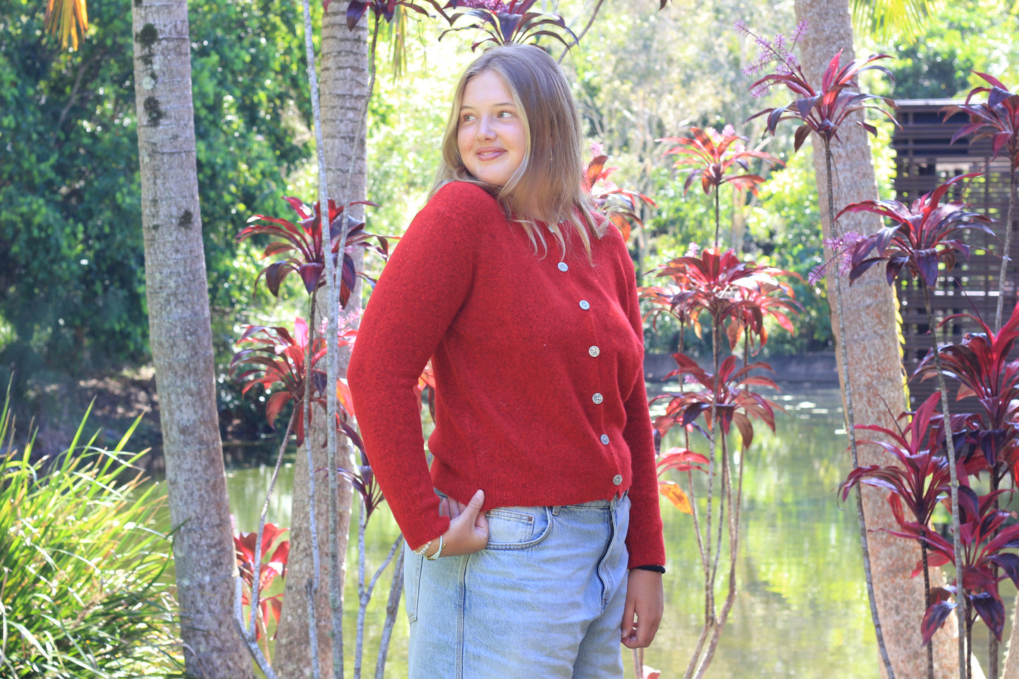 Cardigan Red, Alma