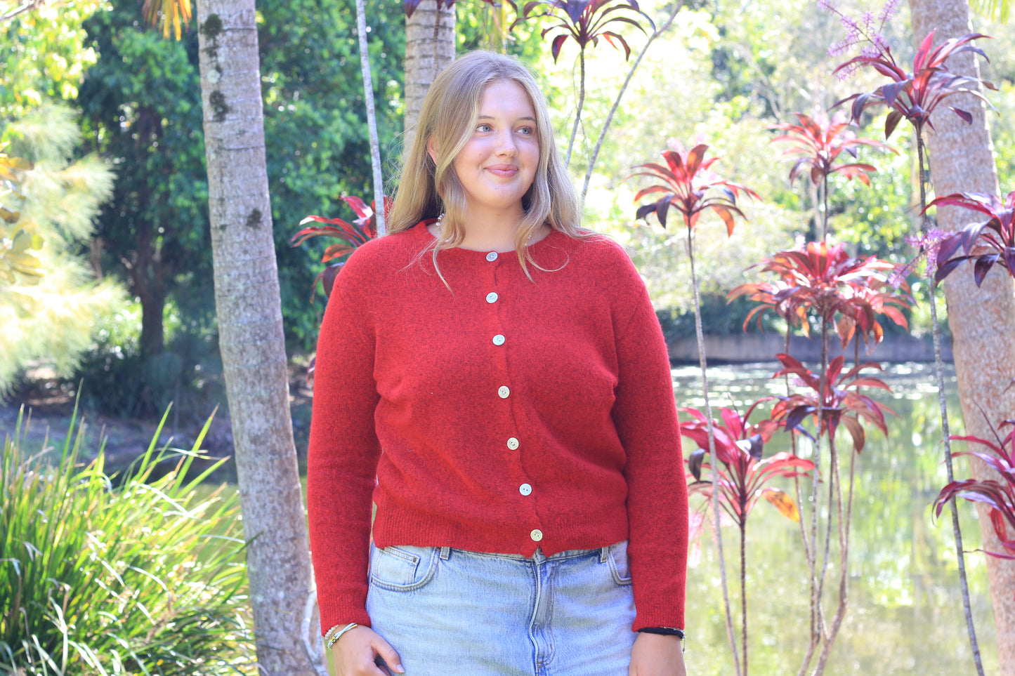 Cardigan Red, Alma