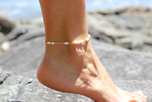 Delicate freshwater pearl and golden beads anklet Margot