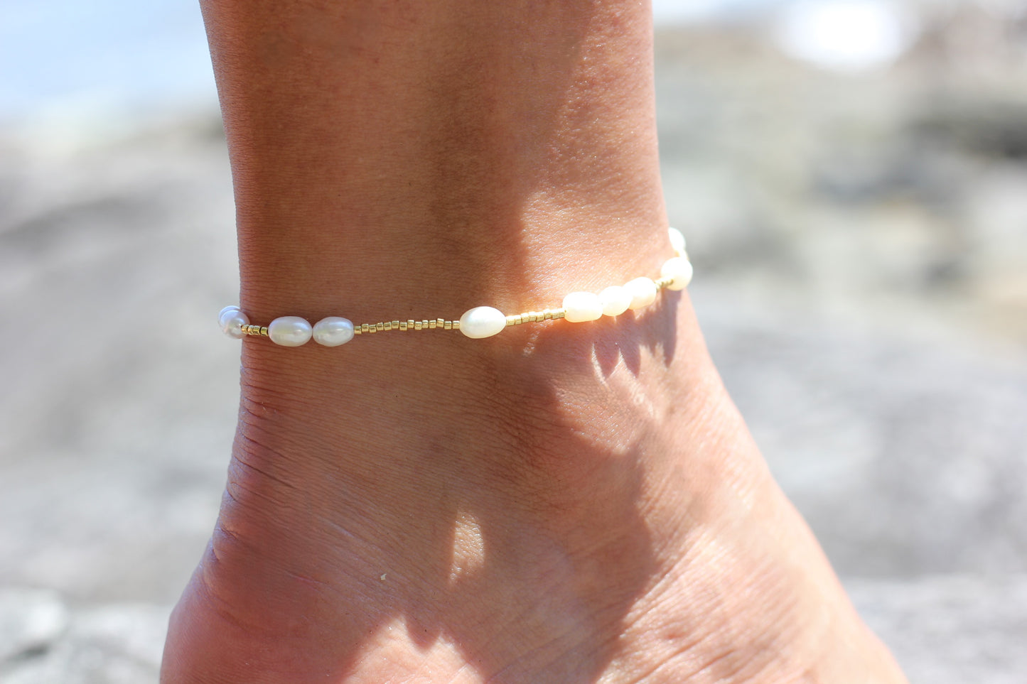 Delicate freshwater pearl and golden beads anklet Margot