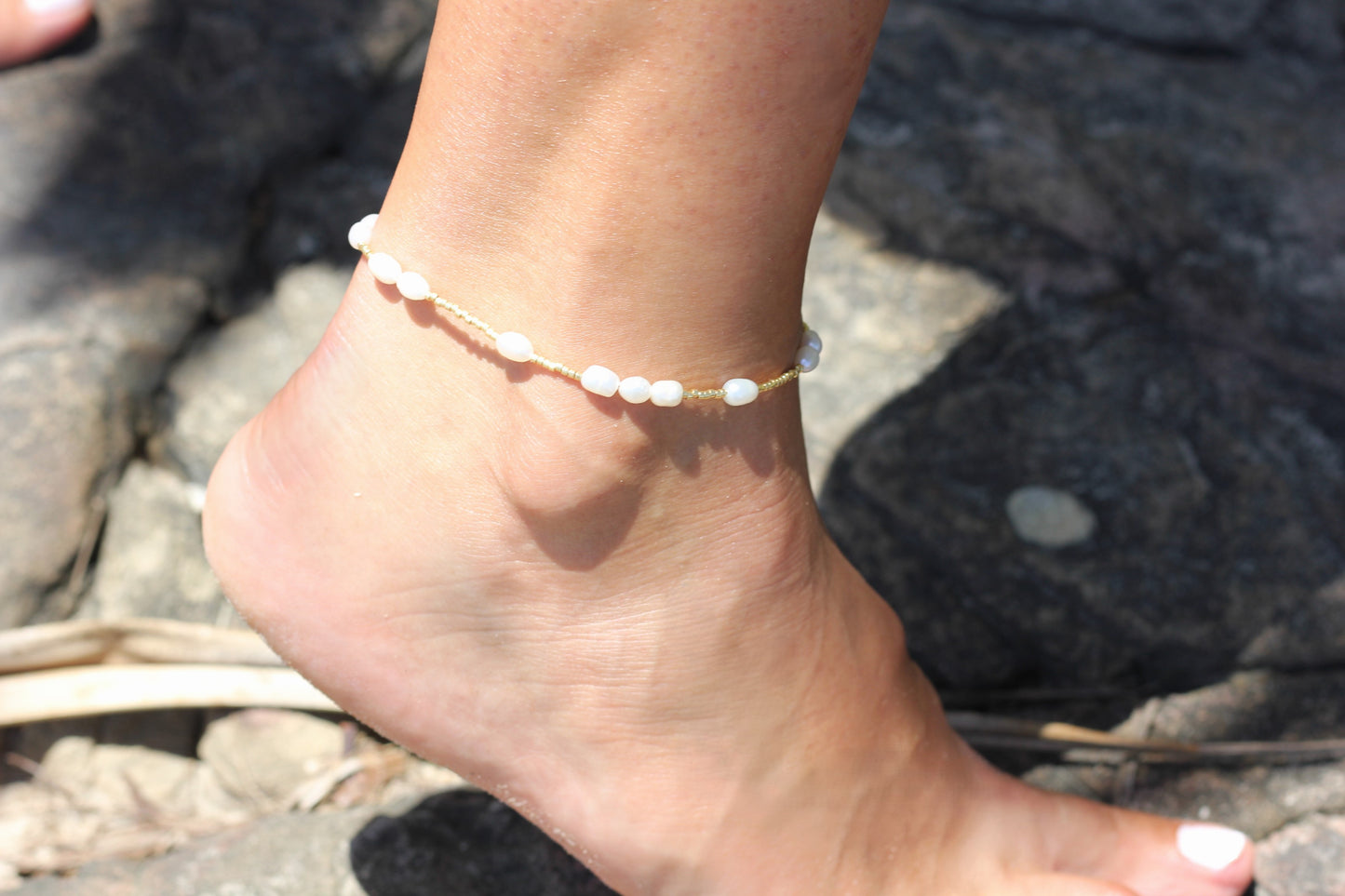 Delicate freshwater pearl and golden beads anklet Margot