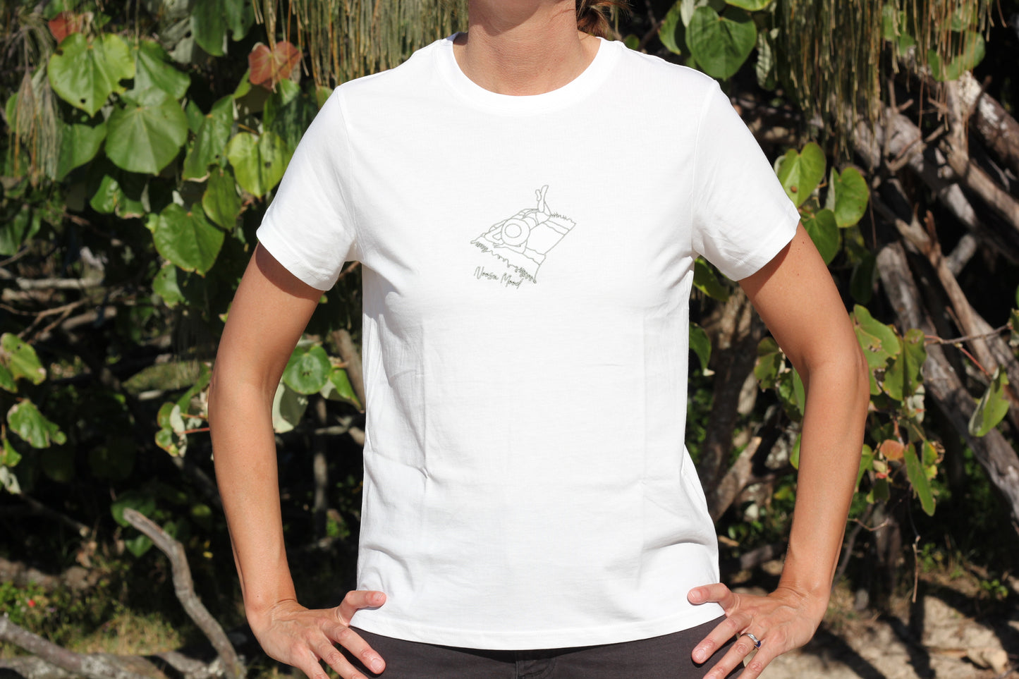 Embroidered Sage green laying woman Noosa Mood T-shirt Cézanne