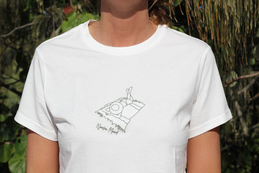 Embroidered Sage green laying woman Noosa Mood T-shirt Cézanne