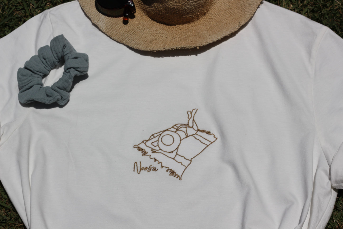 Embroidered Golden beige laying woman Noosa Mood T-shirt Cézanne