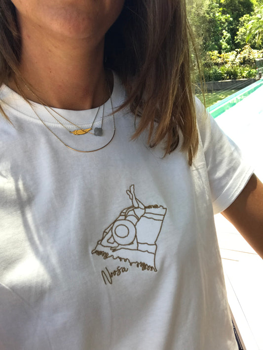 Embroidered Golden beige laying woman Noosa Mood T-shirt Cézanne