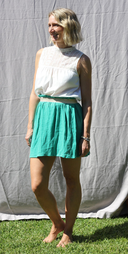 Short woman bright green skirt Harriet, double cloth fabric with golden elastic