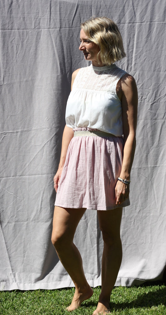 Short woman light pink skirt Harriet, double cloth fabric with golden elastic