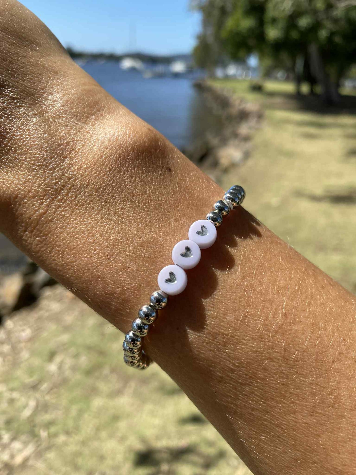 Silvery stretch bracelet Scarlett 3 hearts