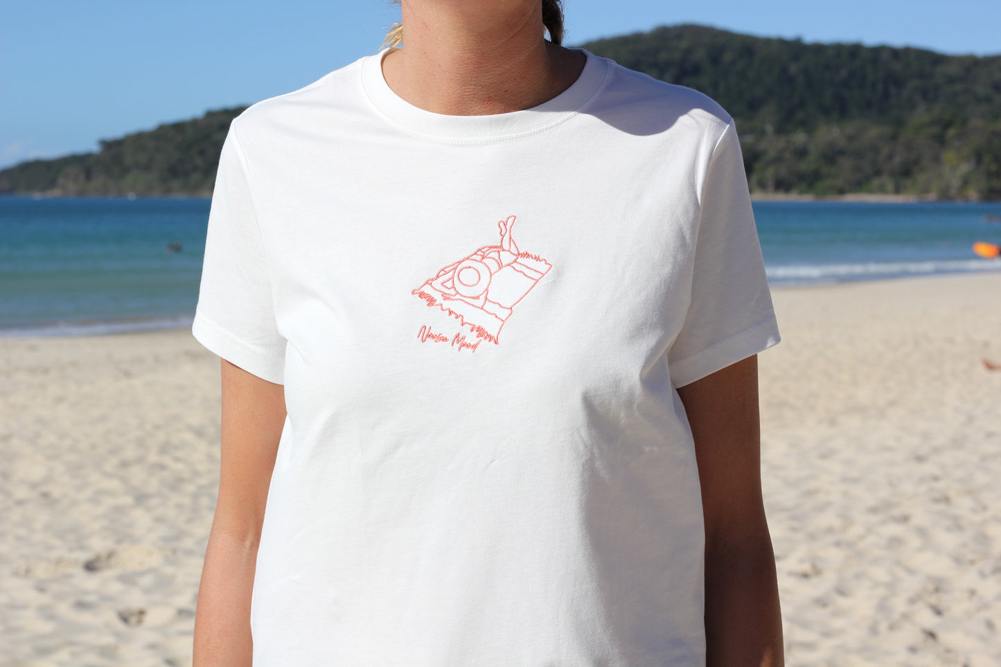 Embroidered Coral pink laying woman Noosa Mood T-shirt Cézanne