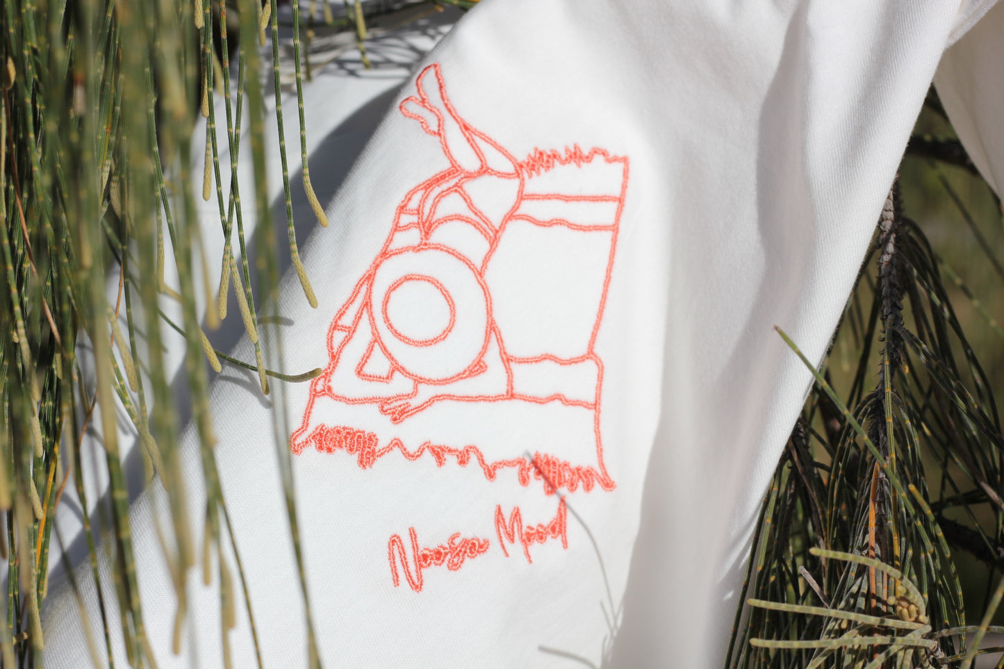 Embroidered Coral pink laying woman Noosa Mood T-shirt Cézanne