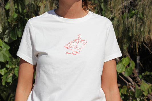 Embroidered Coral pink laying woman Noosa Mood T-shirt Cézanne